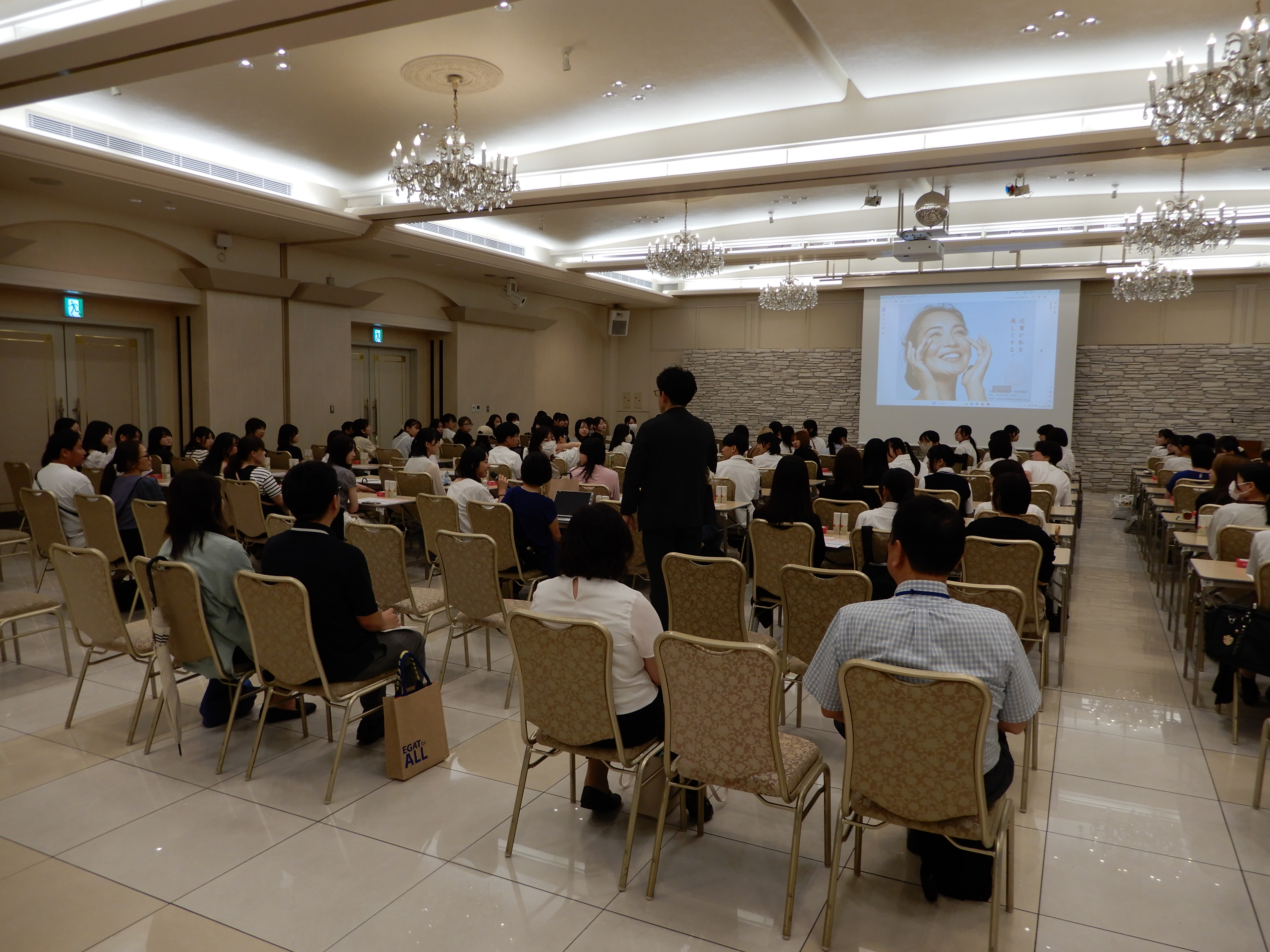 『化粧品会社ではたらく人たちに聞く～コスメ業界へのキャリアガイド～』を開催しました。